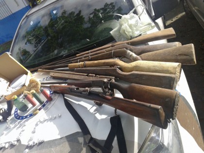 Diversas armas foram apreendidas em operação (Foto: Ubatã Notícias)