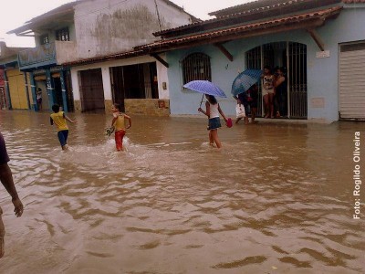 Chuva inundou diversas ruas em Ibirataia (Foto: Rogildo Oliveira)