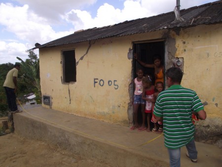 Técnicos fazem medições de casas populares (Foto: Ubatã Notícias)
