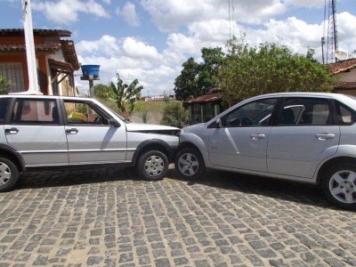 Veículos colidiram no Bairro Esperança (Foto: Vinícius Machado/UN)