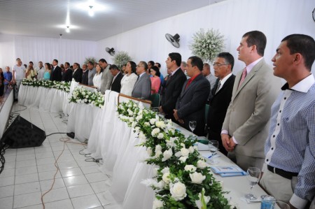 Eleitos e convidados entoam o Hino Nacional (Foto: Valdir Santos)