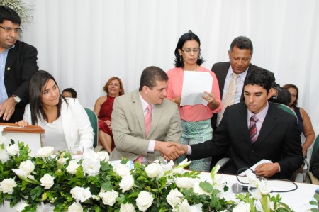 Nino Maragon (à direita) assume presidência da Câmara (Foto: Valdir Santos)