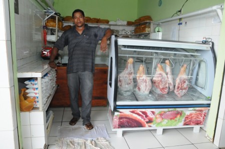 Açougue armazena carnes em local refrigerado (Foto: Ubatã Notícias)