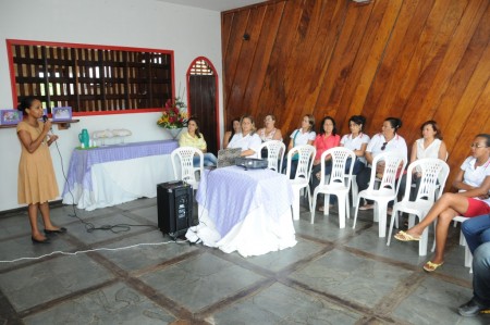 Assistente Social fala à equipe (Foto: Valdir Santos/Ascom PMU)