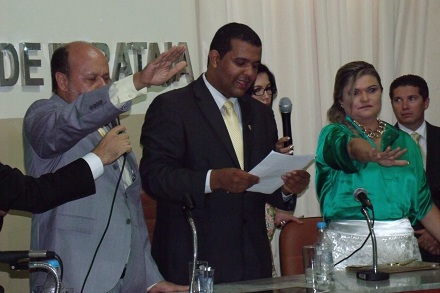 Na foto, o prefeito Marcos Aurélio, o presidente da Câmara, Caio Pina, e a vice-prefeita Ana Cléia, durante o juramento (Foto: Giro em Ipiaú)