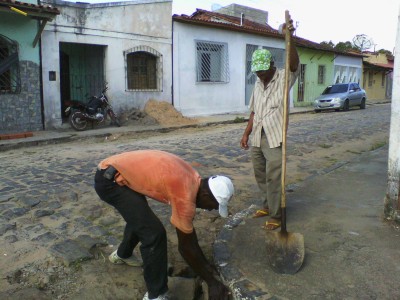 Servidores realizam limpeza dos bueiros (Foto: Ubatã Notícias)