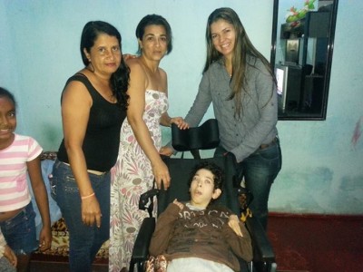 Garoto Marcelo recebe cadeira de roda (Foto: Divulgação)