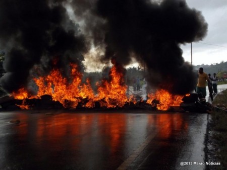 Manifestantes cobram pavimentação asfáltica da rodovia (Foto: Maraú Notícias)