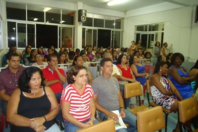 Profissionais da educação e autoridades no evento (Foto: BR News)