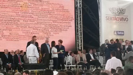 Prefeita recebe chaves de caçamba das mãos da presidente Dilma