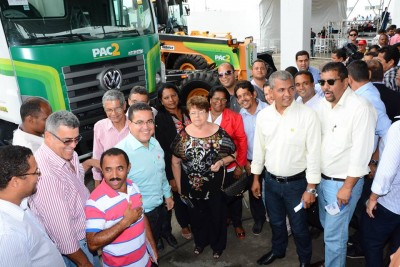 Prefeito e autoridades posam ao lado de máquinas (Foto: Divulgação)