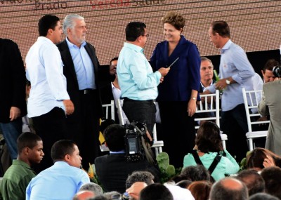 Prefeito recebe chaves de máquinas da presidente Dilma (Foto: Divulgação)