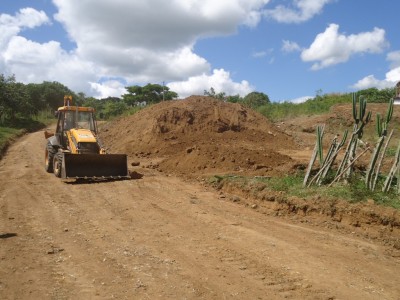 Duas máquinas trabalham no patrolamento da estrada (Foto: Ubatã Notícias)