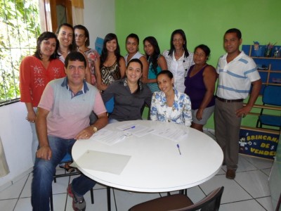 Prefeita posa para foto em assinatura de convênio (Foto: Ascom PMU)