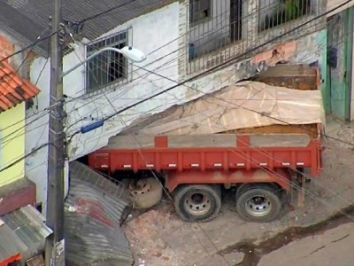 Caçamba invade casa e mata homem (Foto: Reprodução/TV Bahia)