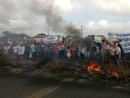 Manifestantes bloqueiam diversas estradas baianas (Foto: Notícias de Santa Luz)