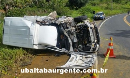 Fiat Fiorino colidiu com um caminhão (Foto: Ubaitaba Urgente) 