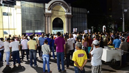 Manifestantes em frente à Câmara (Foto: Zenilton Meira)