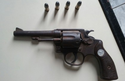 Revólver calibre 32 foi apreendido (Foto: Ubatã Notícias)