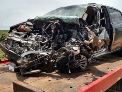 Parte da frente do carro ficou destruída (Foto: Blog Braga)