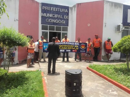 Servidores protestam em frente à Prefeitura (Foto: Ubatã Notícias)