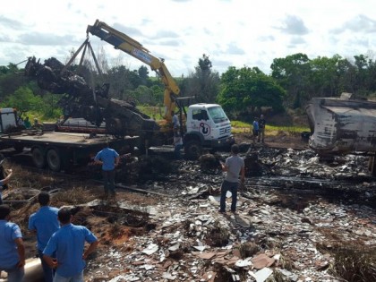 Caminhão guicho foi usado para retirar destroços (Foto /Liberdade News)