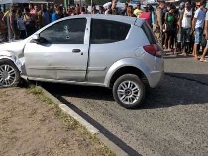 Vítima perdeu controle do veículo e subiu em canteiro (Foto: Acorda Cidade)