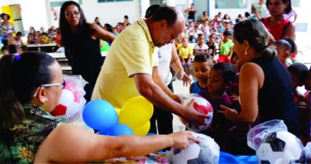 Prefeito Marcos Aurélio participa de entrega de presentes (Foto: Divulgação)