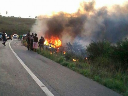 Motoristas morreram no local após colisão (Foto: Voz da Bahia)