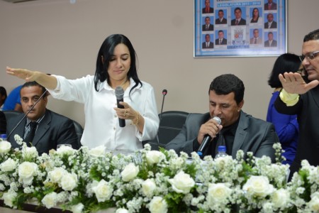 Prefeita faz Juramento em sessão solene (Foto: Daniel Mendes/Ubatã Notícias)