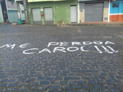 Mensagens foram grafadas na pavimentação de diversas ruas (Foto: Ibira Online)