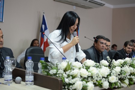 Prefeita Siméia durante discurso na Câmara (Foto: Daniel Mendes/Ubatã Notícias)