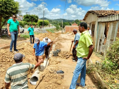 Equipe da Prefeitura toca obras na localidade (Foto: Ubatã Notícias)
