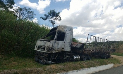 Carreta ficou destruída com fogo (Fotos: Blog Marcos Frahm)