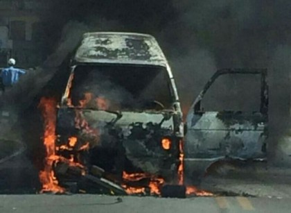 Minivan pegou fogo e explodiu (Foto Reprodução)