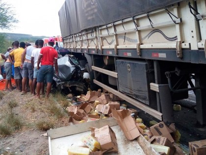 Carro ficou embaixo de uma das carretas envolvidas no acidente (Foto: A Voz da Bahia) 