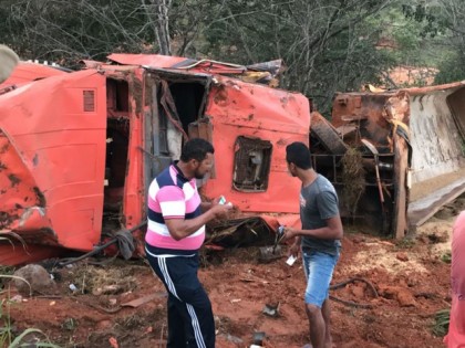 Motorista morreu esmagado após carreta capotar na Bahia (Foto: Edivaldo Braga)