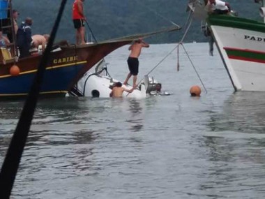 Avião caiu no mar, em Parati (Foto: Divulgação)