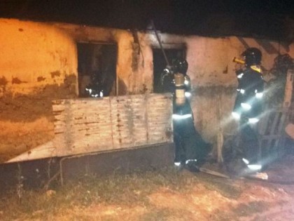 Homem teve casa incendiada após suposto estupro na Bahia (Foto: Bombeiros)