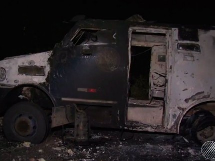 Carro-forte foi explodido por bandidos em Casa Nova, na Bahia (Foto: TV São Francisco)