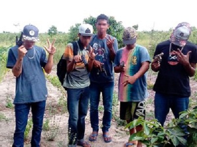 Foto de assaltantes exibindo armas foi encontrada pela polícia (Foto: Divulgação)