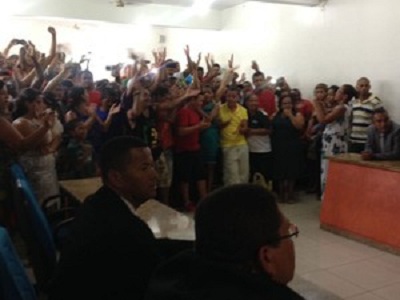 Vereador ri assim que sai de viatura para assinar posse na Bahia (Foto: TV Santa Cruz)