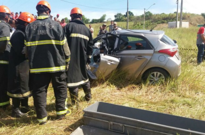 Motorista morre preso a ferragens (Foto: Corpo de Bombeiros) 