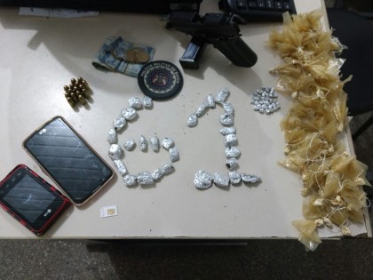 Polícia apreendeu armas, drogas e celulares (Foto: Ubatã Notícias)