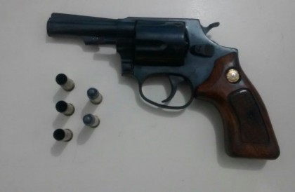 Arma municiada apreendida com bandido (Foto: Ubatã Notícias)