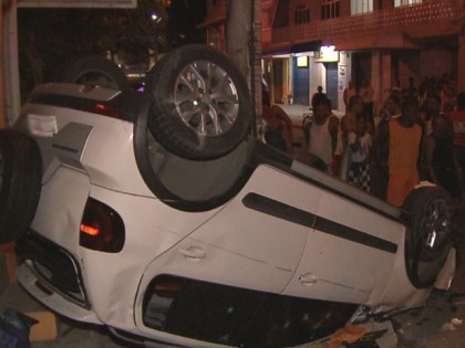 Carro utilizado pelso criminosos na fuga capotou (Foto: Reprodução/TV Bahia)