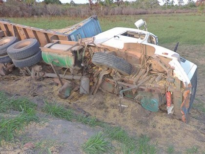 Frente de carreta que tombou ficou destruída na Bahia (Foto: Edivaldo Braga/Blog do Braga)