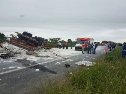 Dois morrem após moto colidir com carreta na BR-020 (Foto: Blog do Sigi Vilares)