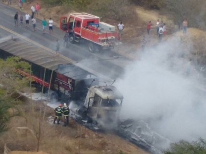 Carreta que transportava sal pega fogo na BR-242 (Foto: Divulgação/Corpo de Bombeiros)