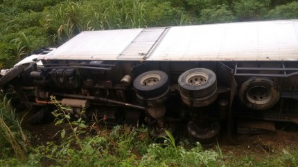 Caminhão baú tombou às margens da BR-101 (Foto: Ubatã Notícias)